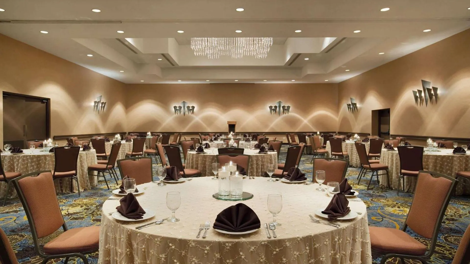 Hotel Embassy Suites By Hilton Phoenix Tempe