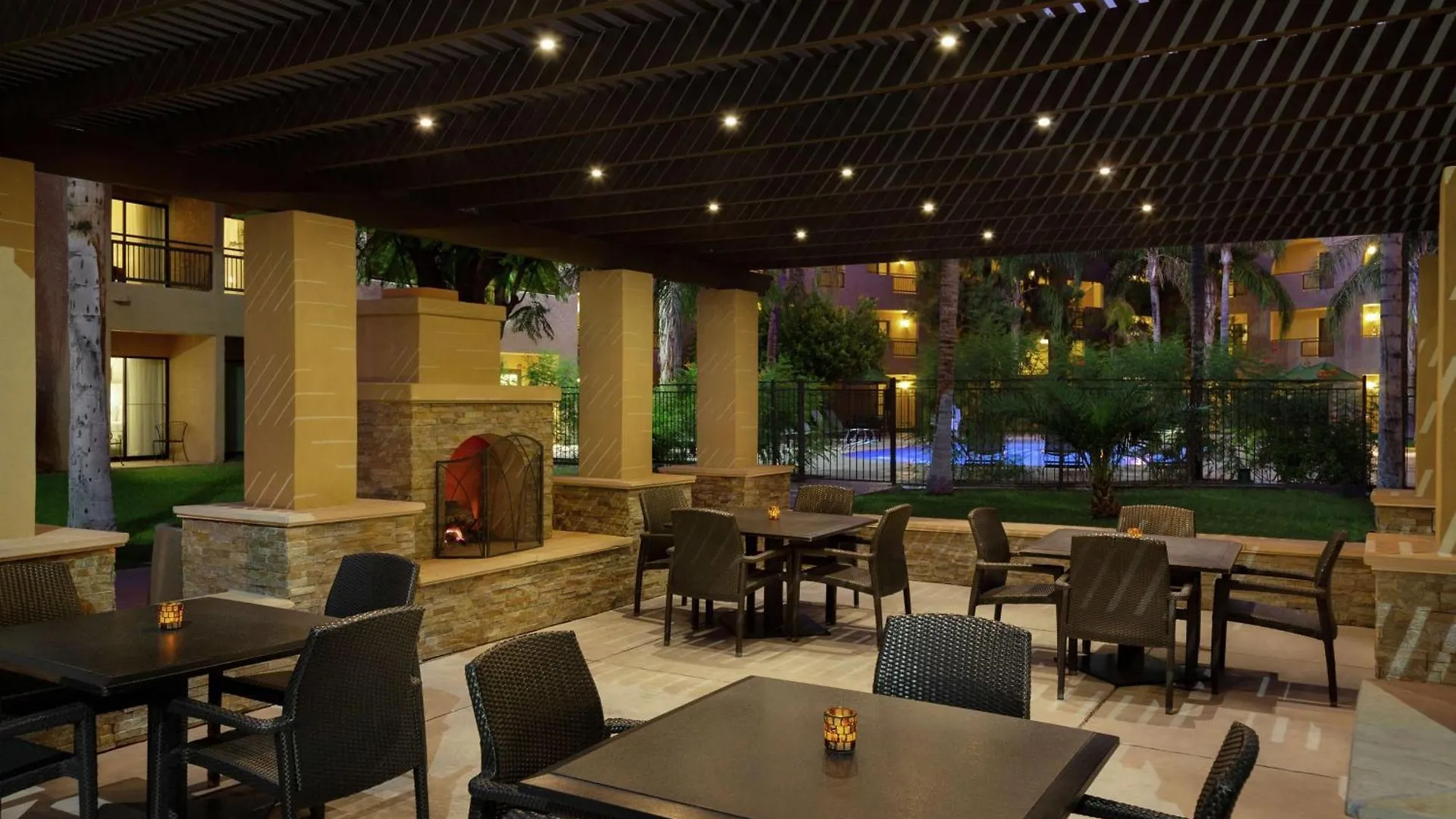 Embassy Suites By Hilton Phoenix Tempe 4*,